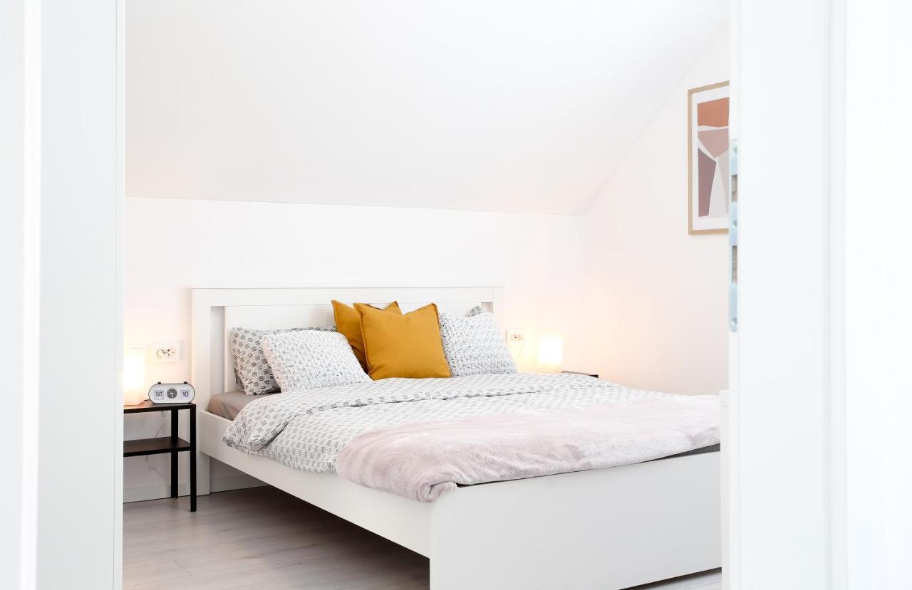White Arena Apartment *